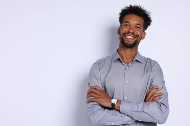 Beyaz arka planda yakışıklı bir adamın portresi, metin için boşluk