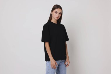 Beyaz arka planda siyah tişört giyen bir kadın. Tasarım için model