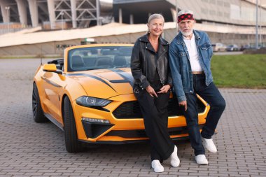 Modern Cabriolet yakınlarında şık bir yaşlı çift.