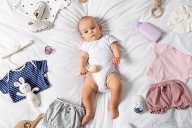 Sevimli bebek, farklı kıyafetler ve aksesuarlar.