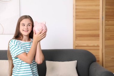 Cep harçlığı. Evdeki kanepede kumbaralı kız, mesaj atmak için yer var.