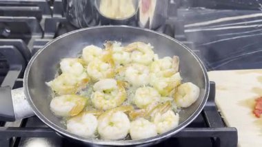 Mutfakta karidesli kızartma tavası, yakın plan.