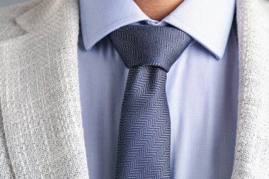 Takım elbiseli şık kravatlı adam, yakın plan.