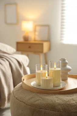 Güzel LED mumlar ve vazo, kapalı kapılar ardında, yakın çekim. Metin için boşluk