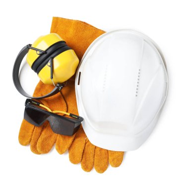 Güvenlik ekipmanları. Sert şapka, kulaklık, koruyucu eldivenler ve gözlük beyaza izole edilmiş.