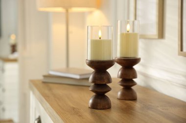 Güzel LED mumlar şamdanlar içinde ahşap çekmeceler üzerinde kapalı çekmeceler, yakın çekim. Metin için boşluk