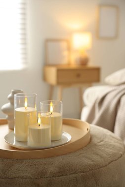 Güzel LED mumlar ve vazo, kapalı kapılar ardında, yakın çekim. Metin için boşluk