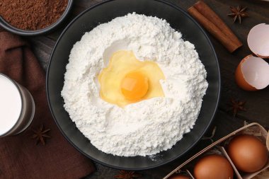 Hamur için malzemeler ahşap masa üzerinde, düz yatıyordu.