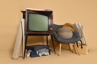 Garaj satışı. Bej arkaplanda farklı kullanılmış eşyalar