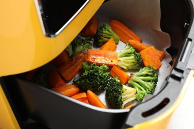 Tavada kızartılmış sebzeler masada, yakın plan.