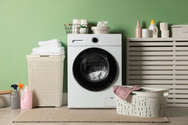 Modern çamaşır makinesi olan çamaşır odası. İç tasarım