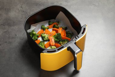 Izgara sebzeler, gri masada, yakın plan.