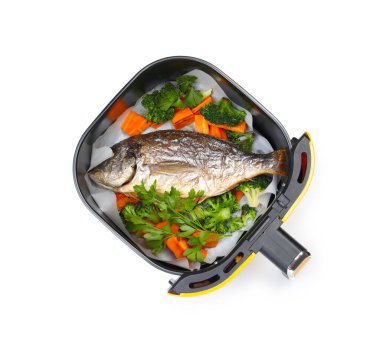 Izgara balık ve sebzeler ve tava sepeti beyaz, üst manzara izole