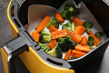 Izgara sebzeler, gri masada, yakın plan.