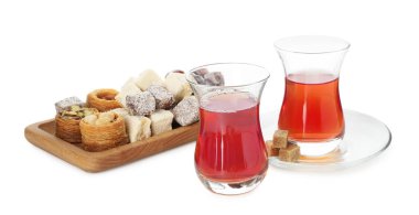 Geleneksel Türk çayı ve tatlıları beyaza izole edilmiş