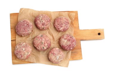 Çiğ et köfteleri beyaz, üst görünümde izole