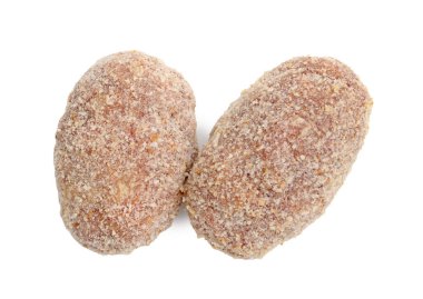 Taze çiğ et köfteleri beyaza izole edilmiş, üst manzara