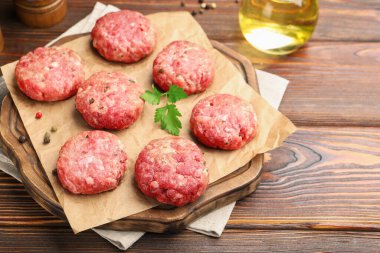 Maydanozlu çiğ et köftesi ve ahşap masada biber, yakın plan. Metin için boşluk