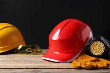 Tahta masada farklı güvenlik ekipmanları, seçici odaklanma.