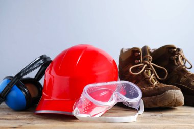 Ahşap masada farklı güvenlik ekipmanları var.