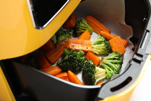 Tavada kızartılmış sebzeler masada, yakın plan.