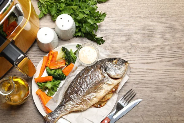 Lezzetli ızgara balık, sebze, sos ve tava ahşap masada, düz bir yatak. Metin için boşluk