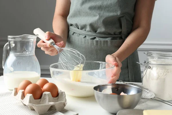 Beyaz masada hamuru hazırlayan kadın, yakın plan.