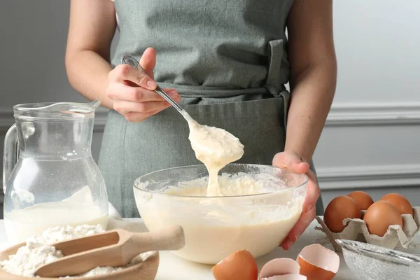 Beyaz masada hamuru hazırlayan kadın, yakın plan.