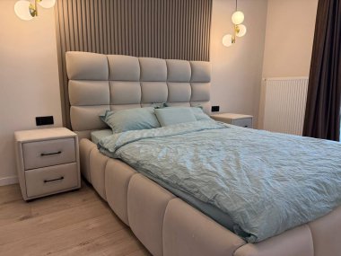 Şık bir yatak odası. Rahat büyük bir yatak odası ve parlak lambalar.