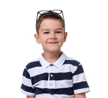 Beyaz arka planda gözlüklü şirin bir çocuk.