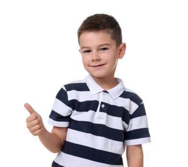 başparmak beyaz arka plan üzerinde gösterilen sevimli küçük çocuk