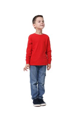 Beyaz arka plan üzerinde sevimli küçük çocuğun tam uzunlukta portre