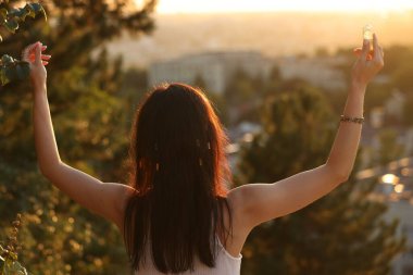 Kadın, aurasını iyileştirmek ya da onarmak için kristalle meditasyon yapıyor.