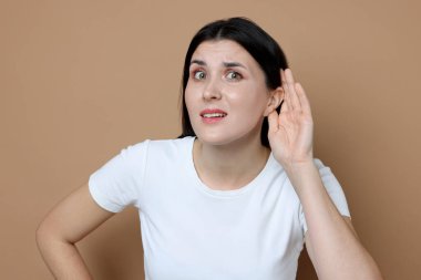 Bej arka planda göğüs göğüse hareket gösteren kadın.