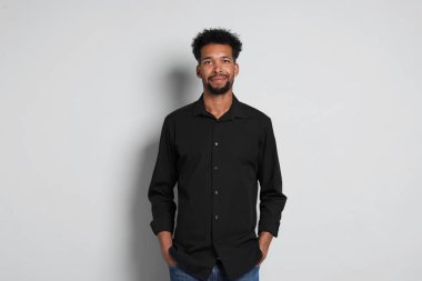 Beyaz arka planda yakışıklı bir adamın portresi.