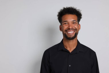 Beyaz arka planda yakışıklı bir adamın portresi, metin için boşluk