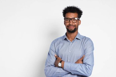 Beyaz arka planda yakışıklı bir adamın portresi, metin için boşluk