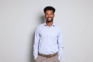 Beyaz arka planda yakışıklı bir adamın portresi.