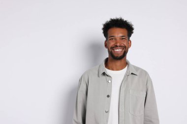 Beyaz arka planda yakışıklı bir adamın portresi, metin için boşluk