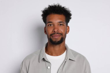 Beyaz arka planda yakışıklı bir adamın portresi.