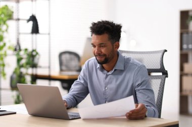 Ofiste çalışan belgesi olan bir adam.