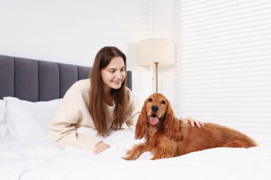 Evcil hayvan dostu otel. Kadın ve sevimli köpeği içeride.