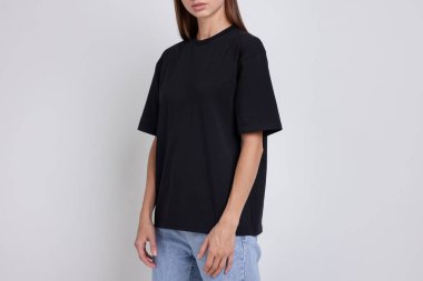 Beyaz arka planda siyah tişört giyen kadın, yakın plan. Tasarım için model