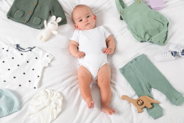 Sevimli bebek, farklı kıyafetler ve aksesuarlar.