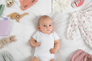 Sevimli bebek, farklı kıyafetler ve aksesuarlar.