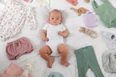 Sevimli bebek, farklı kıyafetler ve aksesuarlar.