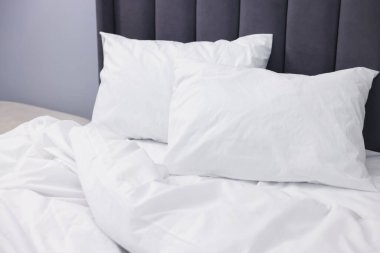 Sıcak, temiz çarşaflı yatak, yakın çekim.