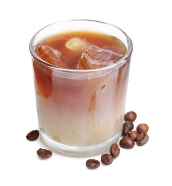 Sütlü buzlu kahve ve beyaz üzerine izole fasulye.