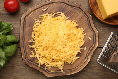 Çırpılmış peynir, rende ve ürünler ahşap masada, düz yerde.