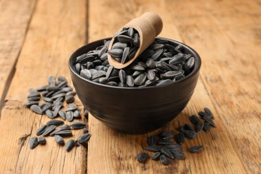 Ayçiçeği tohumları ve kepçeler ahşap masada, yakın plan